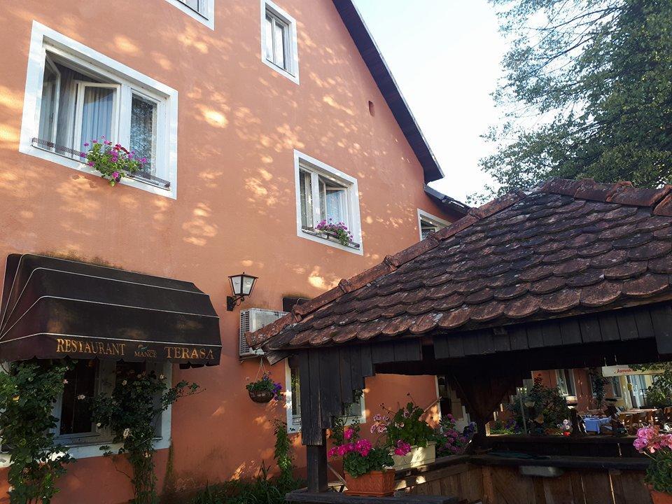 Hotel Mance Brod na Kupi Екстериор снимка